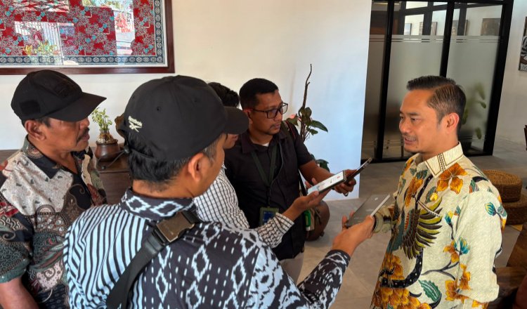 Kepala OJK Jember diwawancarai media. (Foto: Istimewa - ZONA INDONESIA)
