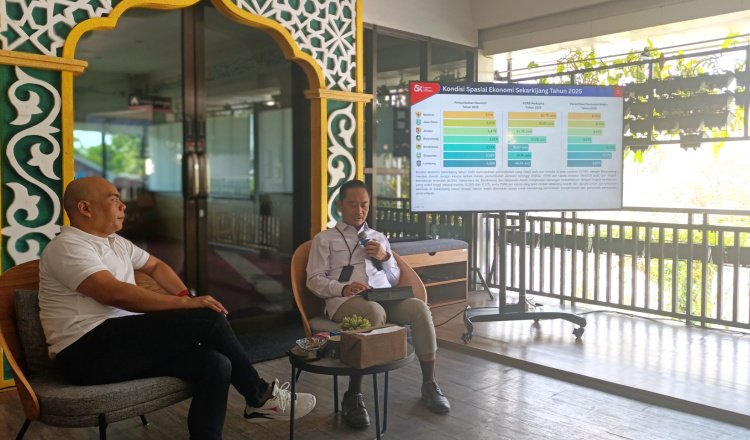Kepala OJK Jember memaparkan outstanding kredit Bank Umum di wilayah Sekarkijang. (Foto: Zainul Hasan - ZONA INDONESIA)