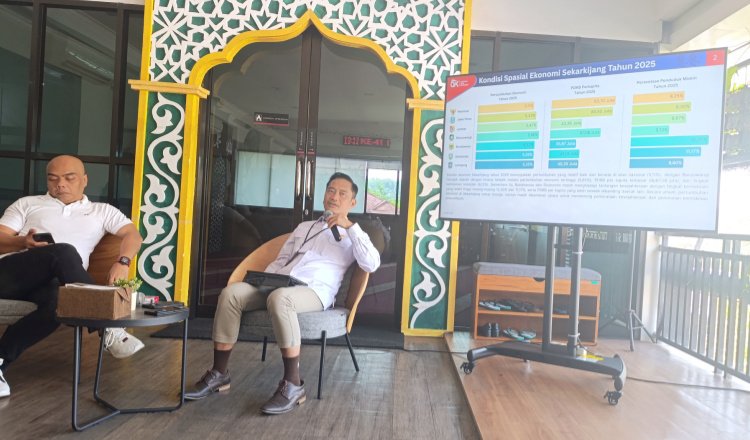 Kepala OJK Jember memaparkan layanan SLIK. (Foto: Zainul Hasan - ZONA INDONESIA)