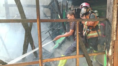 Damkar Situbondo melakukan pembasahan pada rumah Rustami Arifin. (Foto: Pusdalops PB-BPBD Situbondo - ZONA INDONESIA)