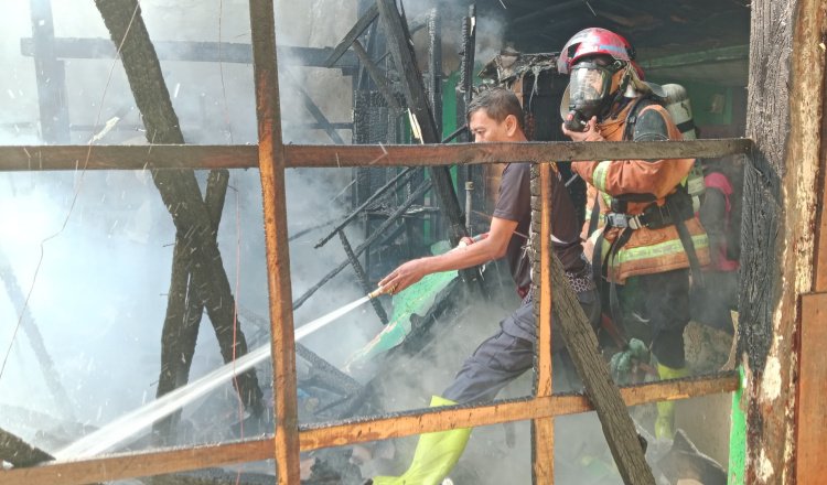 Damkar Situbondo melakukan pembasahan pada rumah Rustami Arifin. (Foto: Pusdalops PB-BPBD Situbondo - ZONA INDONESIA)
