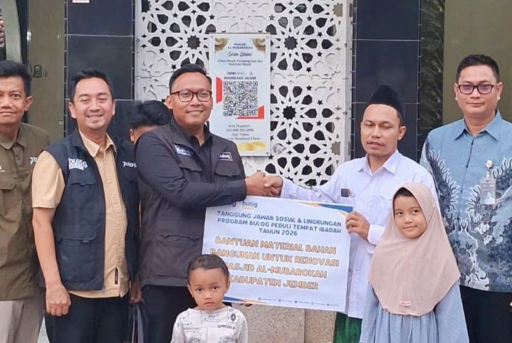 Perum Bulog Cabang Jember menyerahkan bantuan sosial secara simbolis. (Foto: Istimewa - ZONA INDONESIA)