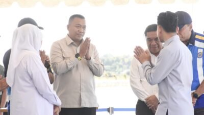 Bupati Situbondo menyambut Wakil Presiden RI di Kecamatan Besuki, Jumat (10/7/2026). (Foto: Fathur Rozi - ZONA INDONESIA)