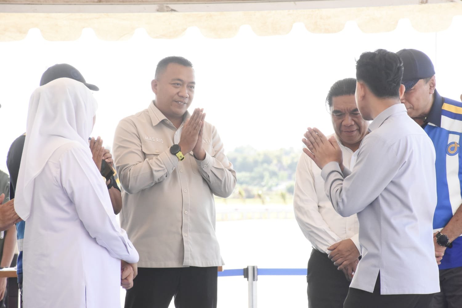 Bupati Situbondo menyambut Wakil Presiden RI di Kecamatan Besuki, Jumat (10/7/2026). (Foto: Fathur Rozi - ZONA INDONESIA)