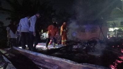 Tim gabungan memadamkan api yang membakar rumah Nenek Suwarjo, Kamis (16/7/2026) malam. (Foto: Dok/Istimewa - ZONA INDONESIA)