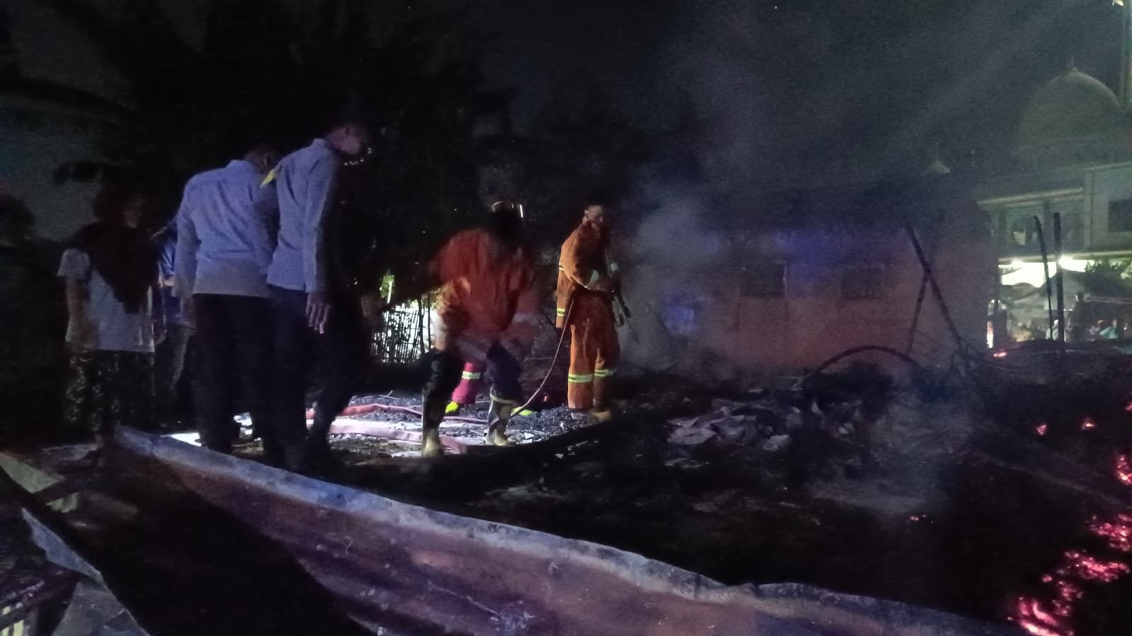 Tim gabungan memadamkan api yang membakar rumah Nenek Suwarjo, Kamis (16/7/2026) malam. (Foto: Dok/Istimewa - ZONA INDONESIA)
