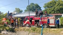 Damkar melakukan pemadaman di rumah dinas milik PUSDA, Selasa (21/7/2026). (Foto: Istimewa - ZONA INDONESIA)