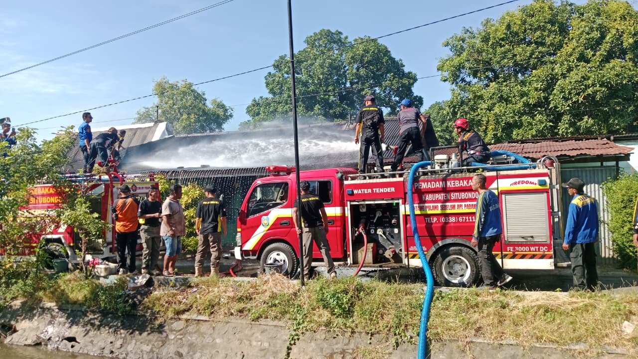 Damkar melakukan pemadaman di rumah dinas milik PUSDA, Selasa (21/7/2026). (Foto: Istimewa - ZONA INDONESIA)