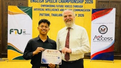 M. Ubaidillah menerima piagam penghargaan juara 1 lomba pidato di Thailand. (Foto: Dok/Humas UIN KHAS Jember - ZONA INDONESIA)