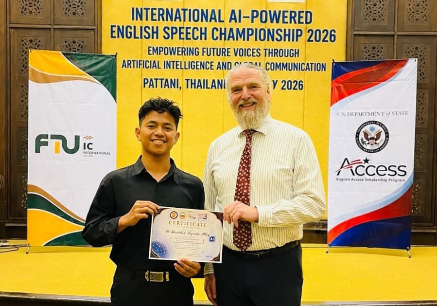 M. Ubaidillah menerima piagam penghargaan juara 1 lomba pidato di Thailand. (Foto: Dok/Humas UIN KHAS Jember - ZONA INDONESIA)