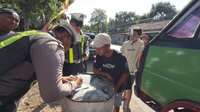 Anggota Polres Situbondo menilang sopir truk oleng, Senin (27/7/2026). (Foto: Istimewa - ZONA INDONESIA)
