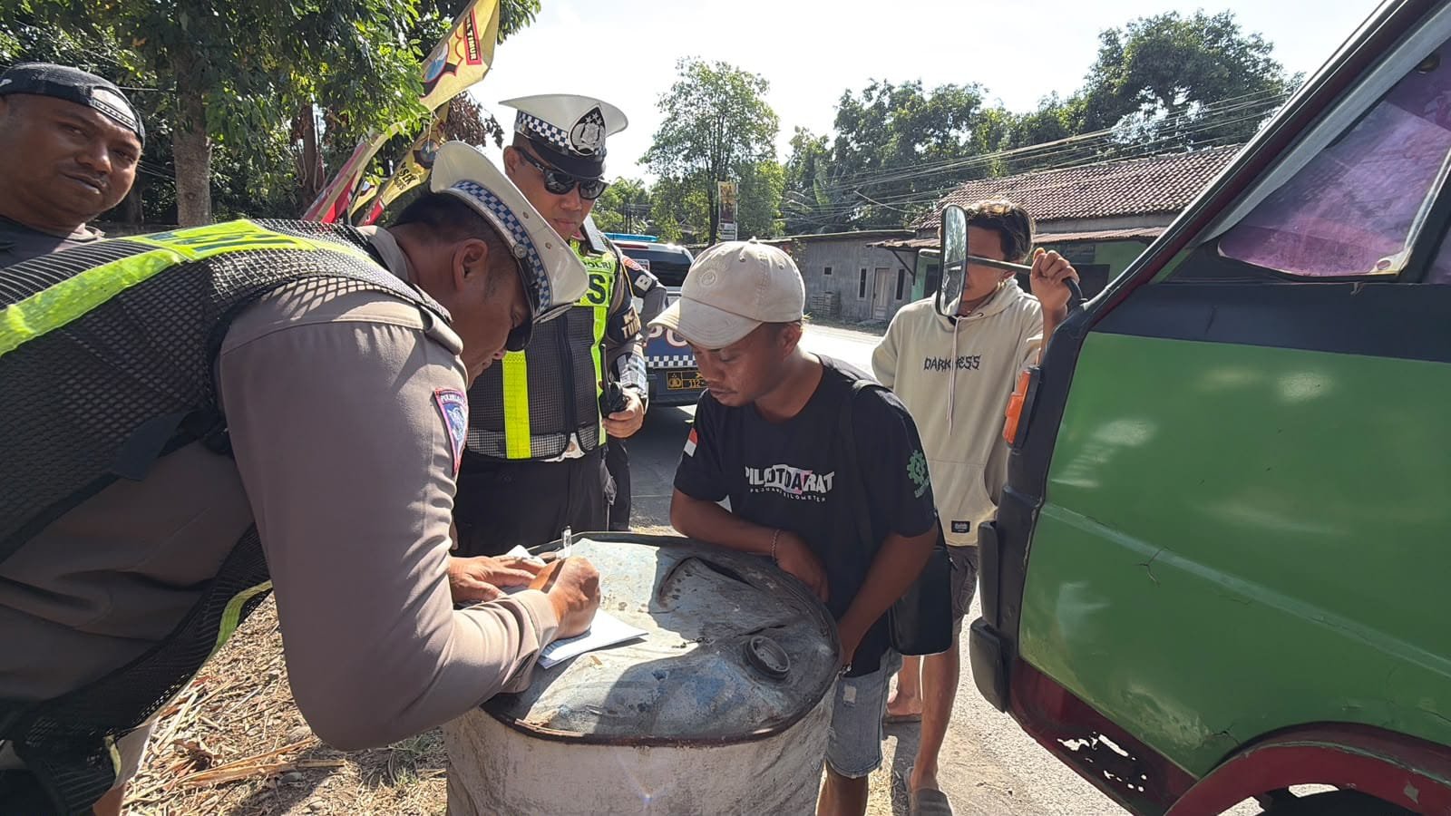 Anggota Polres Situbondo menilang sopir truk oleng, Senin (27/7/2026). (Foto: Istimewa - ZONA INDONESIA)