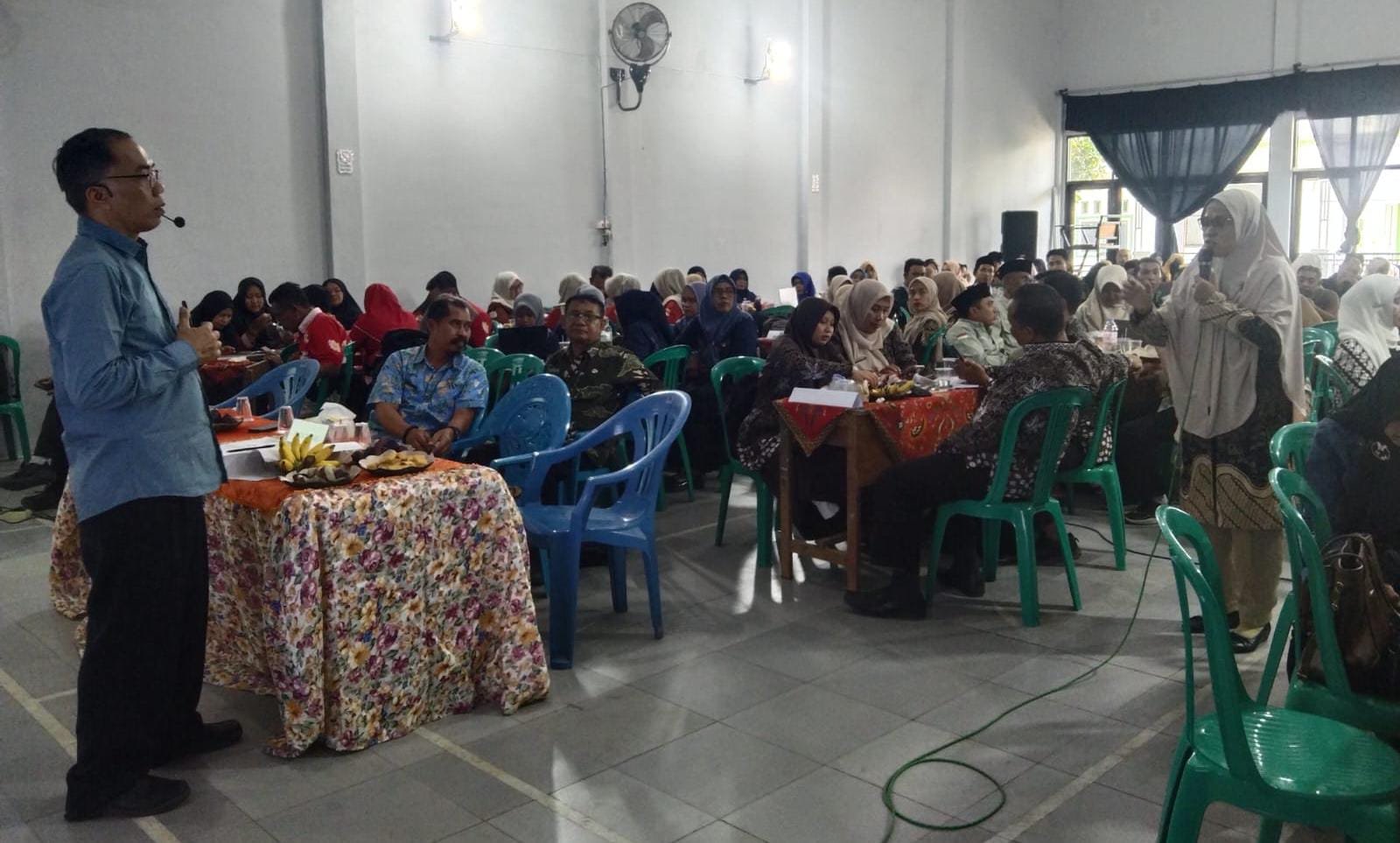 Workshop pemanfaatan Wayground dan optimalisasi Papan Interaktif Digital (PID) berlangsung di Gedung Guru Tamanan, Sabtu (1/8/2026). (Foto: Ubay/ZONA INDONESIA).