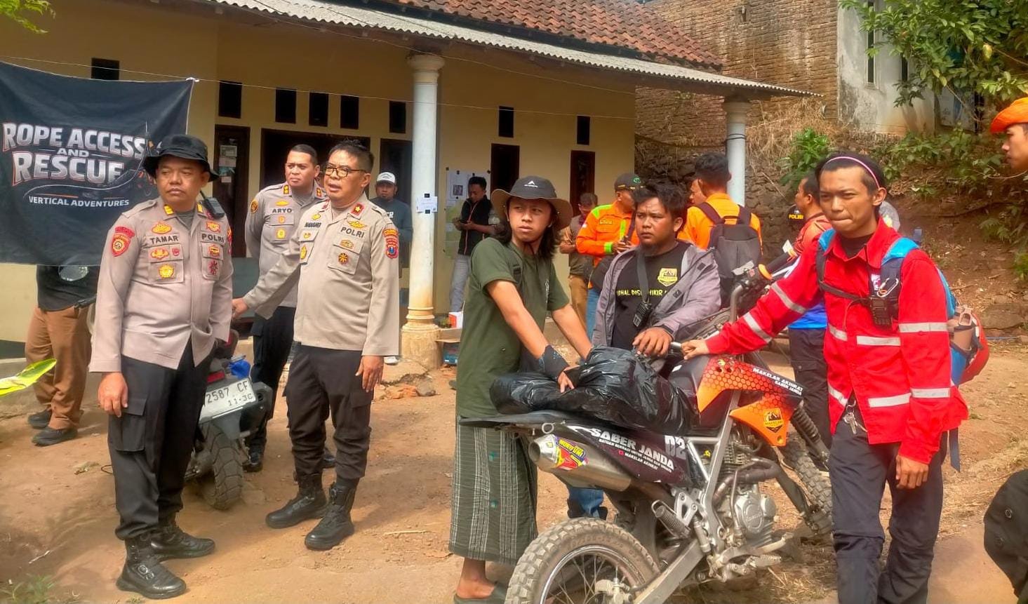 Tim kepolisian bersama sejumlah relawan usai melakukan koordinasi pencarian dua pendaki yang hilang kontak di gunung piramid, Selasa (4/8/2026). (Foto : Ubay/ ZONA INDONESIA).