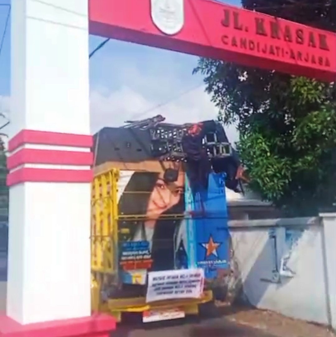 Kondisi korban tergantung di kabel PLN usai terjepit sound-gapura, Minggu (2/8/2026). (Foto: Tangkapan layar video amatir - ZONA INDONESIA)