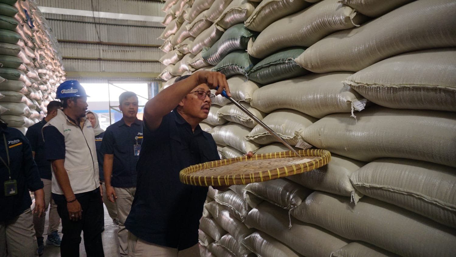 Direktur Pengadaan Perum BULOG, Prihasto Setyanto, bersama jajaran Perum BULOG Kanca Bondowoso, cek langsung kondisi beras, Selasa (4/8/2026). (Foto: BULOG - Ubay/ZONA INDONESIA)