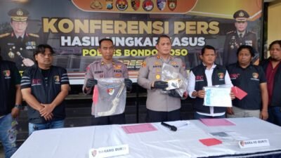 Kapolres Bondowoso didampingi Kasi Humas dan tim Reskrim, menunjukkan barang bukti kejahatan di Mapolres Bondowoso, Kamis (6/8/2026). (Foto: Ubay/ZONA INDONESIA)