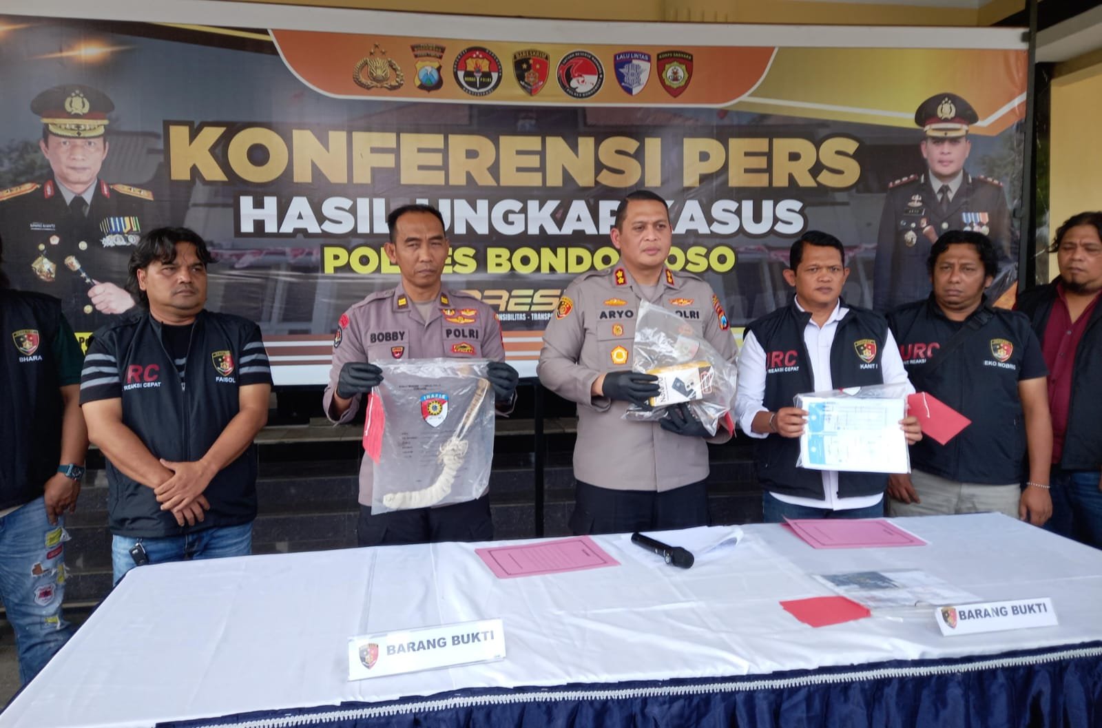 Kapolres Bondowoso didampingi Kasi Humas dan tim Reskrim, menunjukkan barang bukti kejahatan di Mapolres Bondowoso, Kamis (6/8/2026). (Foto: Ubay/ZONA INDONESIA)