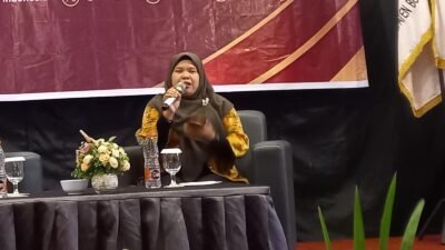 Anggota KPU Bondowoso Divisi Perencanaan, Data, dan Informasi, Imroatul Husna, di acara sosialisasi pendidikan pemilih berkelanjutan 2026. (Foto: Ubay/ZONA INDONESIA)