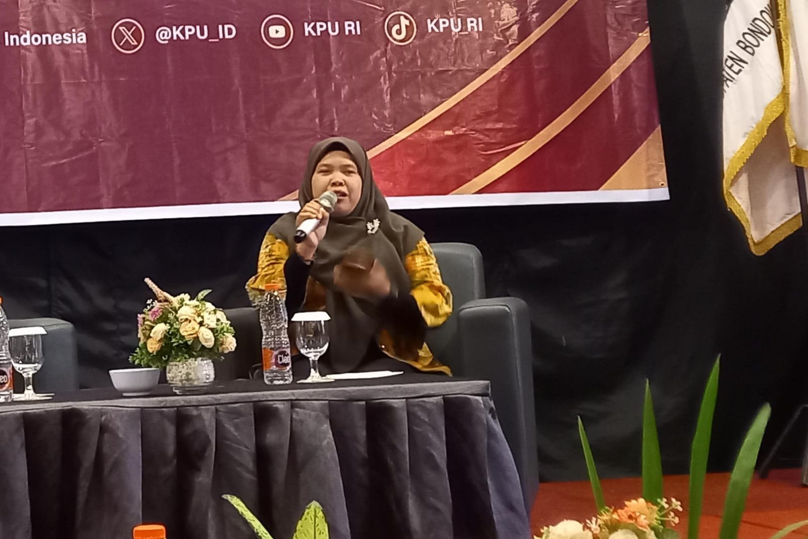 Anggota KPU Bondowoso Divisi Perencanaan, Data, dan Informasi, Imroatul Husna, di acara sosialisasi pendidikan pemilih berkelanjutan 2026. (Foto: Ubay/ZONA INDONESIA)