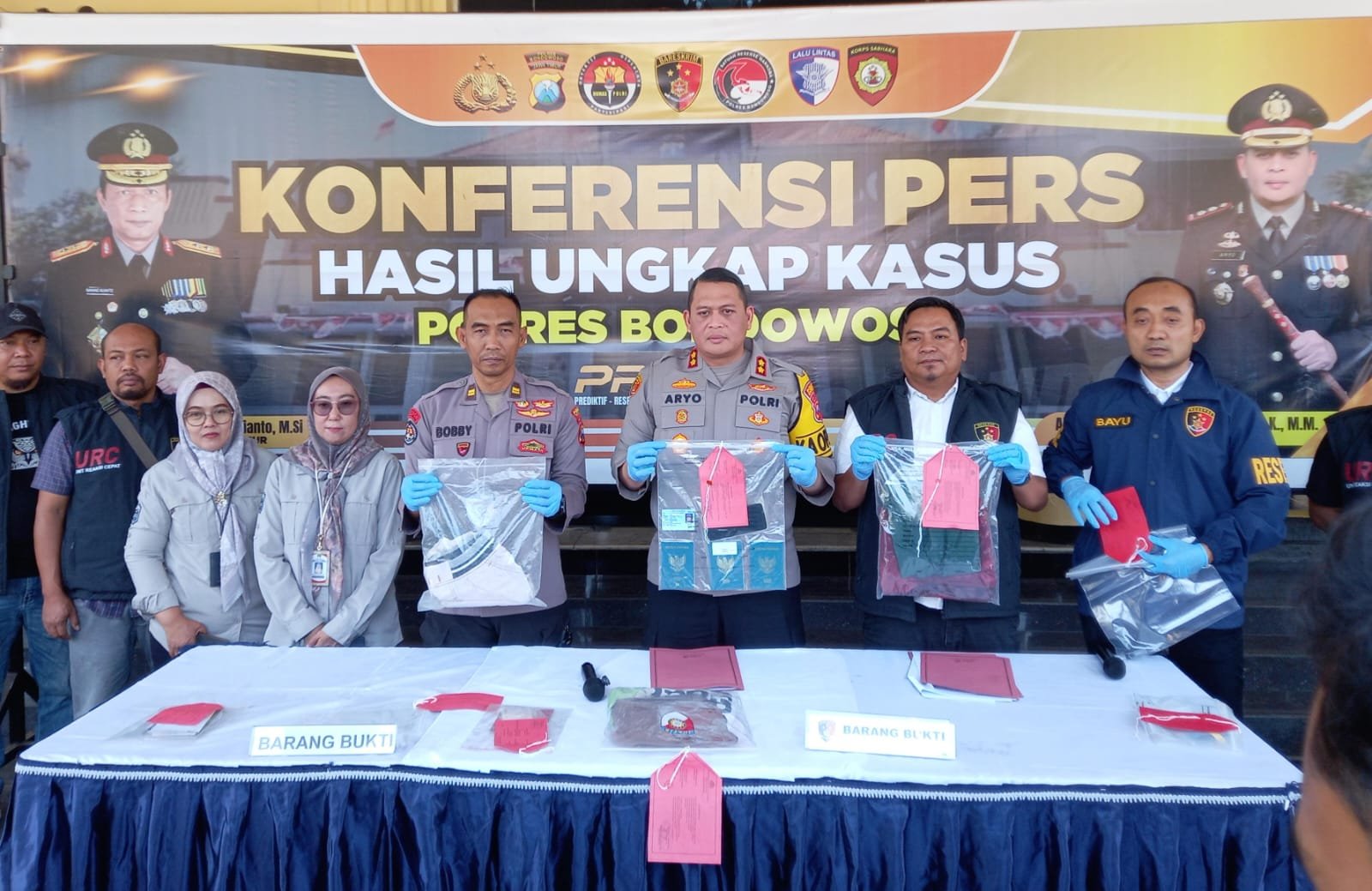 Kapolres Bondowoso, AKBP Aryo Dwi Wibowo, saat konferensi pers di Mapolres setempat, Selasa (18/8/2026). (Foto: Ubay - ZONA INDONESIA)