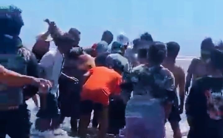 Warga mengevakuasi jasad Muhammad Riki Baktiyan di Pantai Cemara, Kamis (20/8/2026). (Foto: Istimewa - ZONA INDONESIA)