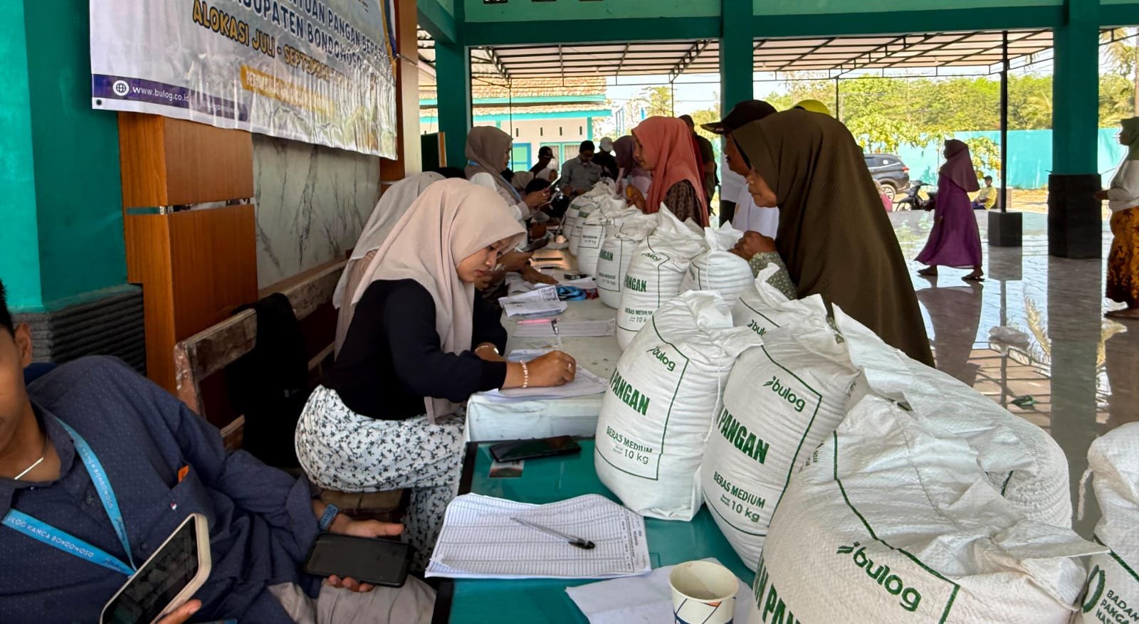 Penyaluran beras bantuan pangan di desa Kemuning, Kecamatan Tamanan Bondowoso, Rabu (26/8/2026). (Foto: Ubay/ZONA INDONESIA).