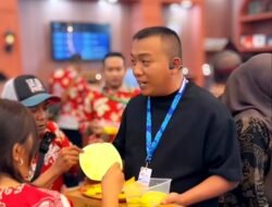 Gaya Nyentrik Mas Rio ‘Hard Selling’ Mangga Bawa Situbondo Sabet Best Trade Promotion AOE 2026