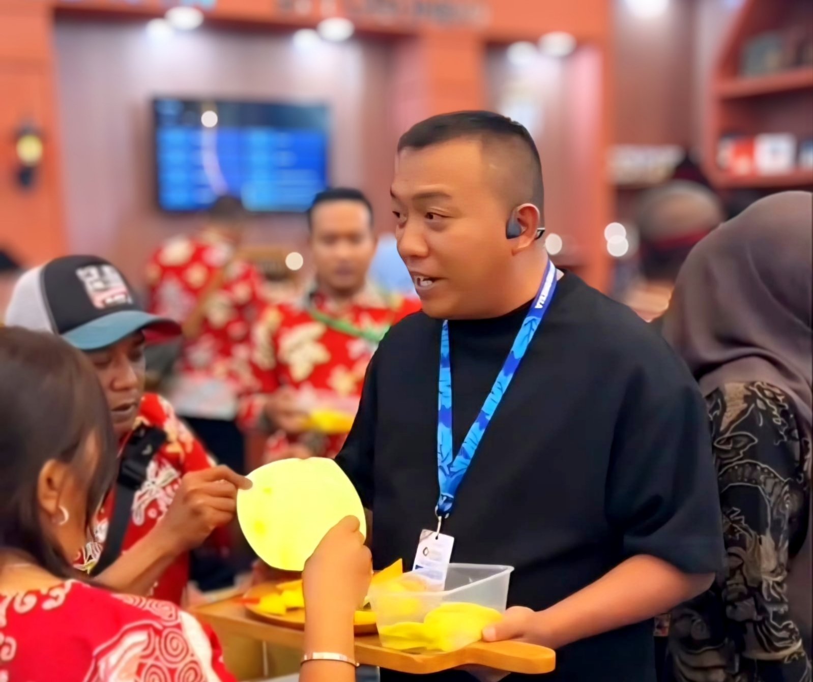 Mas Rio menawarkan buah mangga pada pengunjung APKASI AOE di ICE BSD Tangerang, Kamis (27/8/2026). (Foto: Istimewa - ZONA INDONESIA)