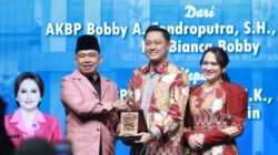 Gus Fawait memberikan cinderamata kepada Kapolres Jember, Minggu (2/8/2026). (Foto: Dok/Diskominfo Jember - ZONA INDONESIA)
