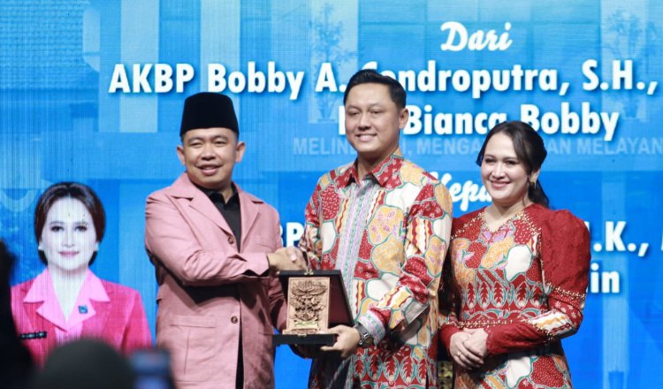 Gus Fawait memberikan cinderamata kepada Kapolres Jember, Minggu (2/8/2026). (Foto: Dok/Diskominfo Jember - ZONA INDONESIA)