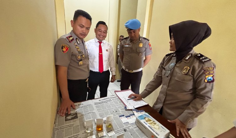 Personel Satresnarkoba Polres Situbondo di tes urine, Senin (3/8/2026). (Foto: Istimewa - ZONA INDONESIA)