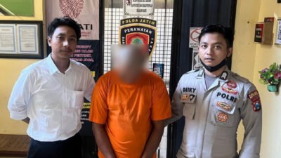 H.S (tengah) mengenakan baju tahanan usai ditangkap Polres Situbondo. (Foto: Istimewa - ZONA INDONESIA)