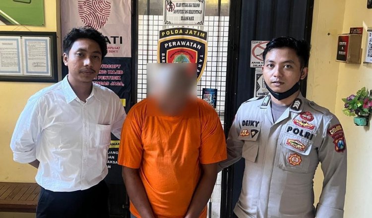 H.S (tengah) mengenakan baju tahanan usai ditangkap Polres Situbondo. (Foto: Istimewa - ZONA INDONESIA)