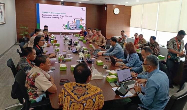 Banggar DPRD Jember mendengarkan penjelasan detail PT SMI terkait skema pinjaman, Rabu (5/8/2026). (Foto: Istimewa - ZONA INDONESIA)