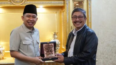 Bupati Jember memberikan cinderamata kepada Bulog RI, Rabu (5/8/2026). (Foto: Istimewa - ZONA INDONESIA)