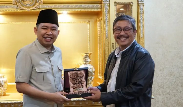 Bupati Jember memberikan cinderamata kepada Bulog RI, Rabu (5/8/2026). (Foto: Istimewa - ZONA INDONESIA)