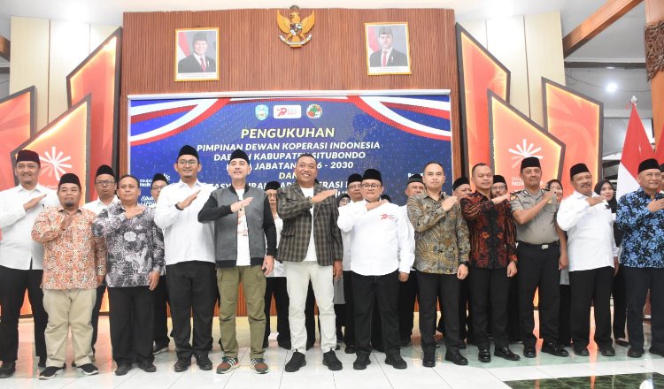 Mas Rio foto bersama pengurus Dekopinda Situbondo, Minggu (9/8/2026). (Foto: Istimewa - ZONA INDONESIA)