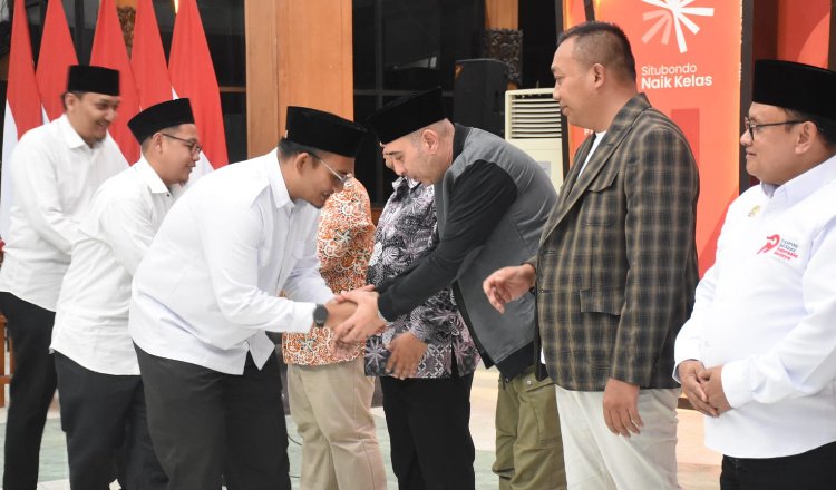 Nashim Khan berjabat tangan dengan pengaruh Dekopinda Situbondo, Minggu (9/8/2026). (Foto: Istimewa - ZONA INDONESIA)