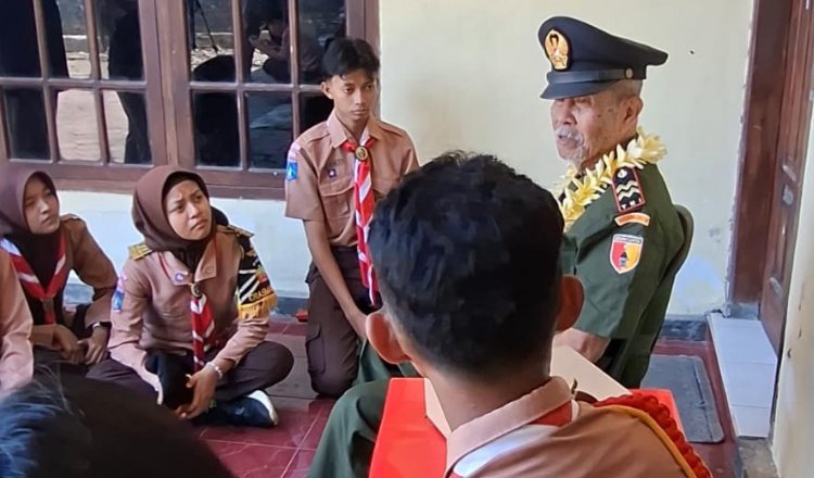 Siswa-siswi belajar makna perjuangan langsung dari veretan. (Foto: Istimewa - ZONA INDONESIA)