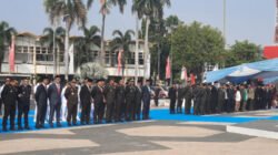Pejabat Jember Berdiri di Bawah Terik Matahari dalam Upacara HUT ke-81 RI