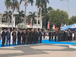Pejabat Jember Berdiri di Bawah Terik Matahari dalam Upacara HUT ke-81 RI