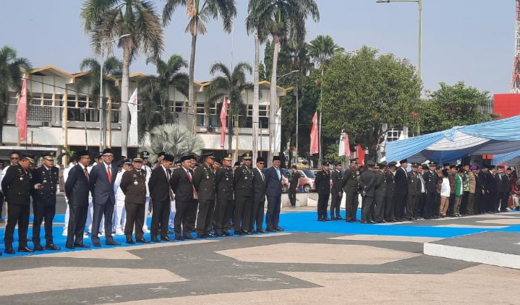 Pejabat Jember Berdiri di bawah terik matahari dalam upacara HUT ke-81 RI, Senin (17/8/2026). (Foto: Zainul Hasan - ZONA INDONESIA)