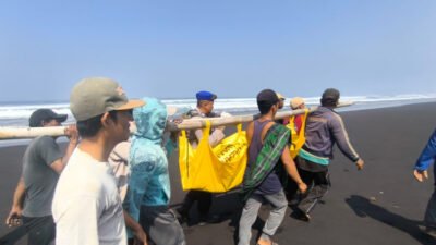 Warga mengevakuasi korban Laka Laut di Pantai Selatan Jember, Rabu (19/8/2026). (Foto: Istimewa - ZONA INDONESIA)