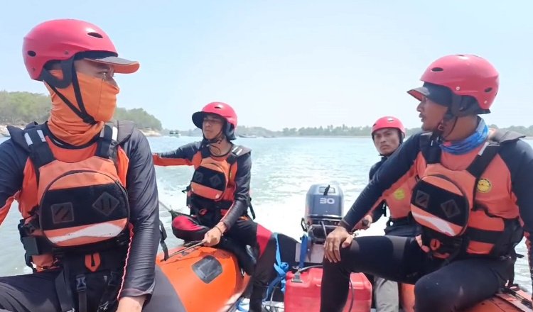 Tim SAR menyusuri tepi Pantai Paseban Jember, Kamis (20/8/2026) sore. (Foto: Istimewa - ZONA INDONESIA)