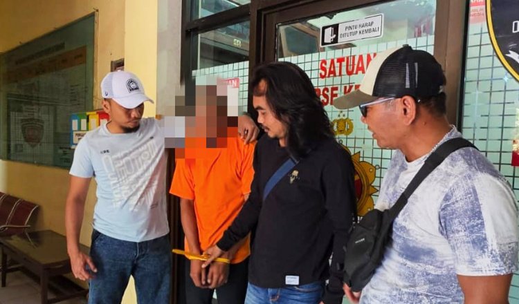 AS di foto di depan kantor Satreskrim Polres Situbondo. (Foto: Istimewa - ZONA INDONESIA)