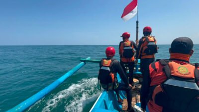 Tim SAR gabungan saat menyusuri perairan Pantai Paseban, Minggu (23/8/2026). (Foto: Istimewa - ZONA INDONESIA)