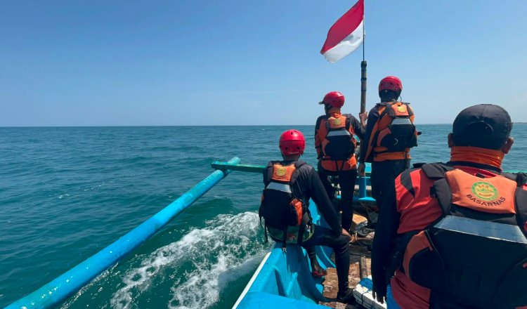 Tim SAR gabungan saat menyusuri perairan Pantai Paseban, Minggu (23/8/2026). (Foto: Istimewa - ZONA INDONESIA)