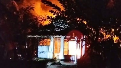Kondisi rumah Juri dan Sulipah saat kebakaran, Selasa (25/8/2026). (Foto: Zainul Hasan - ZONA INDONESIA)