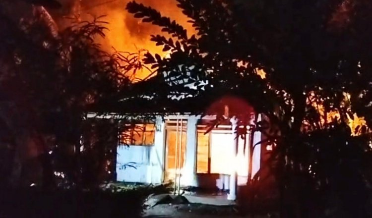 Kondisi rumah Juri dan Sulipah saat kebakaran, Selasa (25/8/2026). (Foto: Zainul Hasan - ZONA INDONESIA)